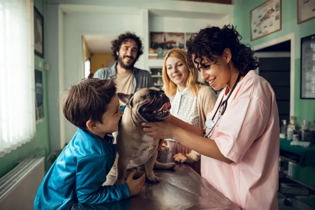 Famille et chien chez véto