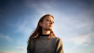 femme qui regarde vers l'avenir