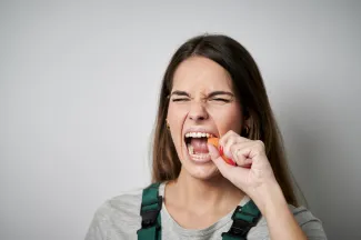 femme qui croque une carotte